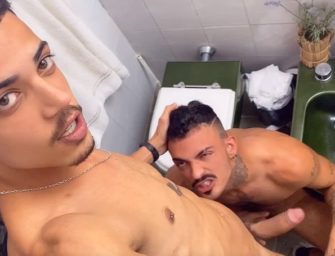Brasileio novato e lindo no pornô comendo outro macho no banheiro