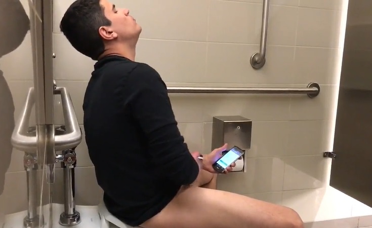 Pivete com pica de metro bate uma e é filmado no banheirão