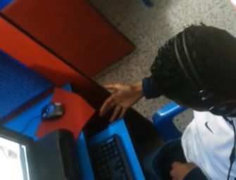 Cafuçu flagrado assindo pornô e gozando na lan house