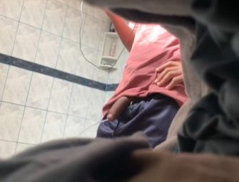 Colocou câmera no meio das roupas e filmou primo mijando meia bomba