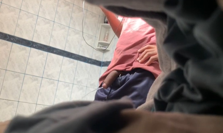 Colocou câmera no meio das roupas e filmou primo mijando meia bomba