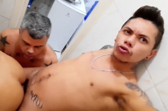 John Putao Pirocudo fode André Sampaio e coroa bebe mijo do cuzinho dele