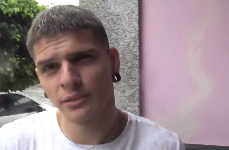 Latino fã de piercings topou comer outro cara por grana