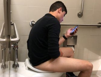 Câmera escondida filma hétero batendo punheta no banheiro público