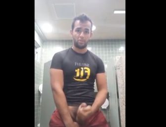 Macho da Smart Fit batendo uma com força e gozando no banheiro da academia