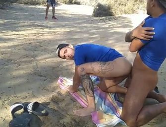 Machos estavam fodendo na praia e outro carinha chegou pra putaria