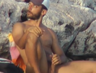 Macho jorrando porra em punheta na praia de nudismo cai na internet