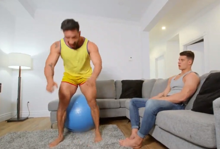 Caralho!! Canadense é verdadeira metralhadora do sexo ao comer latino sarado!