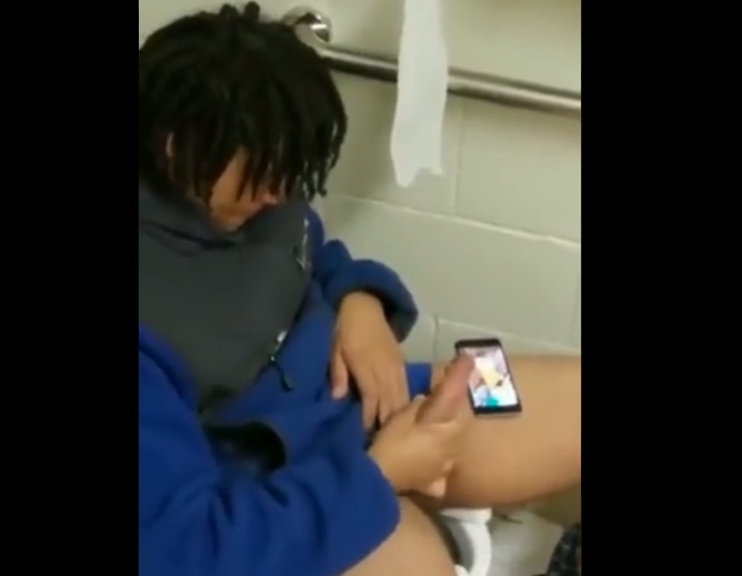 Bateu uma no banheirão vendo pornô hétero até que gozou