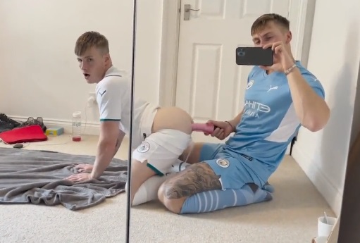 Brincadeira depois de pelada acaba em foda dos dois garotos putos