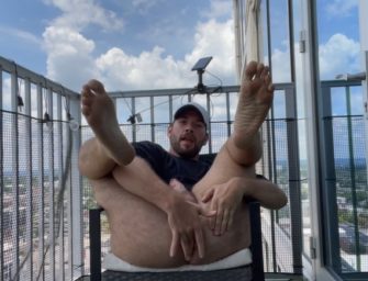 Urso delicioso brinca com o cu na sacada até gozar gostoso