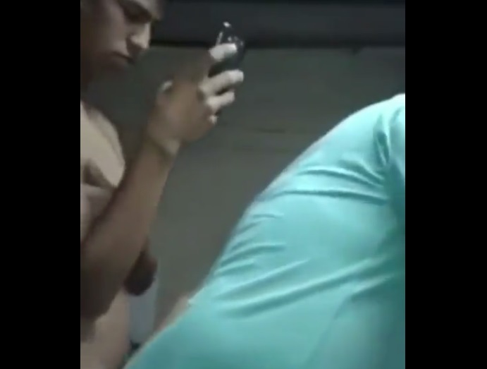 Tiozão deu pro sobrinho dotado enquanto ele joga no celular