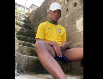 Garoto Ryan gozando na escadaria da favela quase foi pego