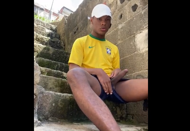 Garoto Ryan gozando na escadaria da favela quase foi pego
