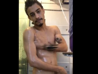 Brasileiro Renato grava banho de pau duro pro Onlyfans