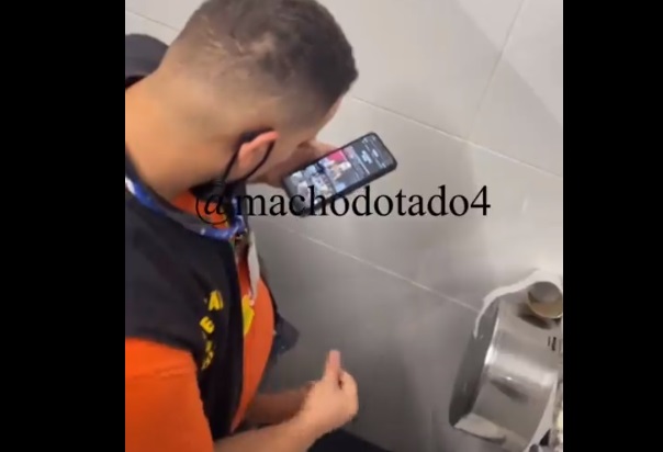 Funcionário do mercado foi flagrado gozando em serviço no banheirão