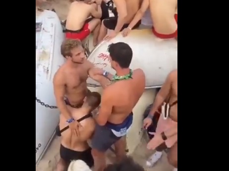 Interrompeu o jogo pra bater punheta e gozar gostoso