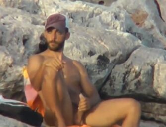 Macho bate punheta e goza no meio da praia de nudismo