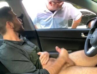 Puto coleciona punhetas dentro do carro com outros caras vendo