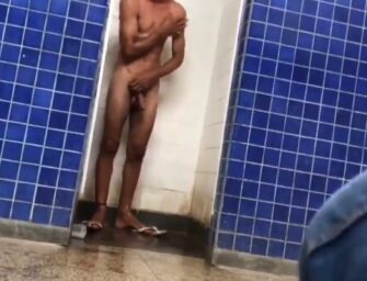 Filmou amigo hétero com pau meia bomba no chuveirão