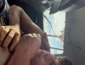 Novinho chupando uma pica dentro do carro enquanto macho grava tudo