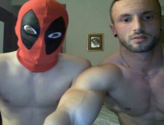 Broderagem com amigo encapuzado na webcam ao vivo