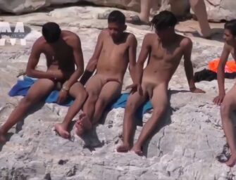 Garotos deixando pica dura na praia de Nudismo, delicia!